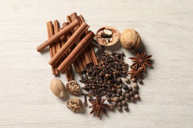 Farklı baharatlar ve fındıklar ahşap masada, düz yatıyordu.