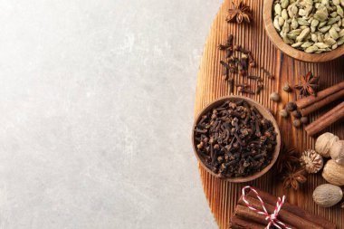 Açık gri masada farklı baharatlar, üst manzara. Metin için boşluk