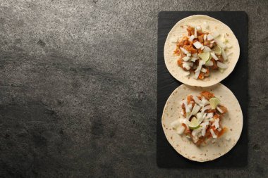 Sebzeli lezzetli tacolar, et ve limonlu gri dokulu masa, üst manzara. Metin için boşluk