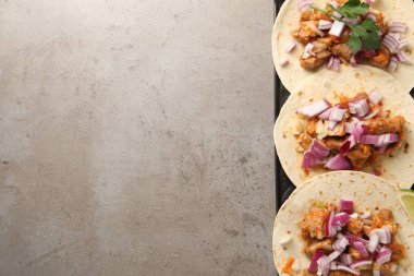 Sebzeli lezzetli tacolar, et ve limonlu gri dokulu masa, üst manzara. Metin için boşluk