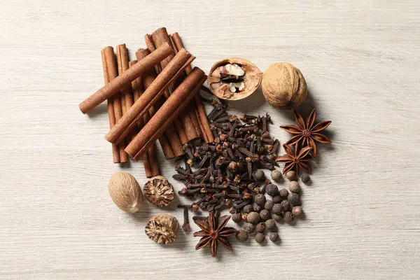Farklı baharatlar ve fındıklar ahşap masada, düz yatıyordu.