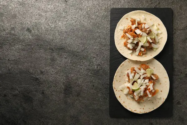 Sebzeli lezzetli tacolar, et ve limonlu gri dokulu masa, üst manzara. Metin için boşluk
