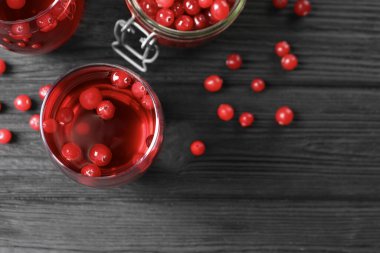 Lezzetli yaban mersini suyu bardakta ve siyah ahşap masada taze böğürtlen, düz yatak. Metin için boşluk