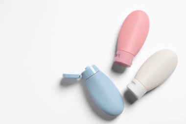 Beyaz arka planda kozmetik seyahat seti, düz yatış. Metin için boşluk