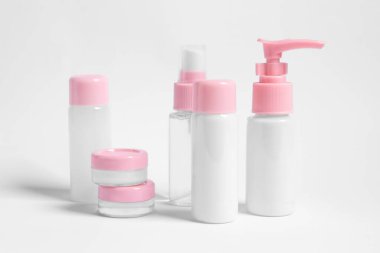 Beyaz arka planda kişisel bakım ürünleri olan kozmetik seyahat kiti