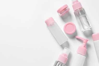 Beyaz arka planda kozmetik seyahat seti, düz yatış. Metin için boşluk