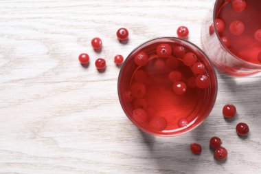 Bardakta yaban mersini suyu ve beyaz ahşap masada taze böğürtlen. Metin için boşluk