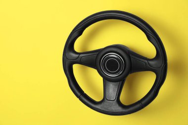 Sarı arkaplanda yeni siyah direksiyon, metin için boşluk