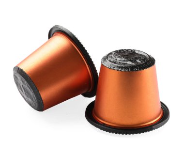 Beyaz üzerine izole edilmiş iki plastik kahve kapsülü.