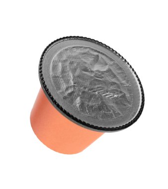 Bir plastik kahve kapsülü beyaza izole edilmiş.