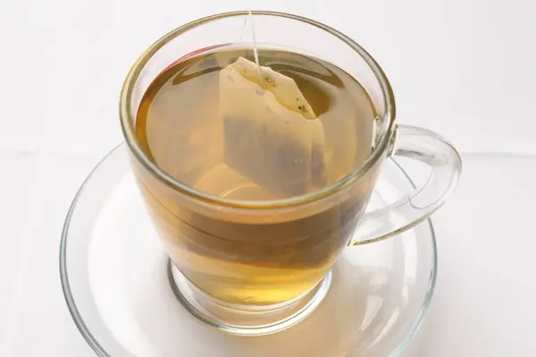 Çay Poşeti Içinde Sıcak Içecek Beyaz Masada Yakın Plan — Stok fotoğraf