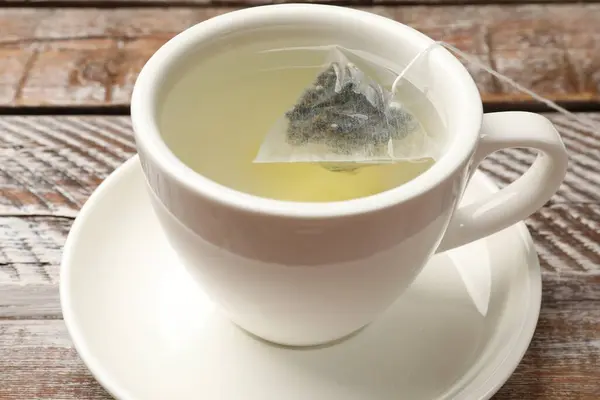 Çay Poşeti Içinde Sıcak Içecekle Ahşap Kırsal Masada Yakın Plan — Stok fotoğraf