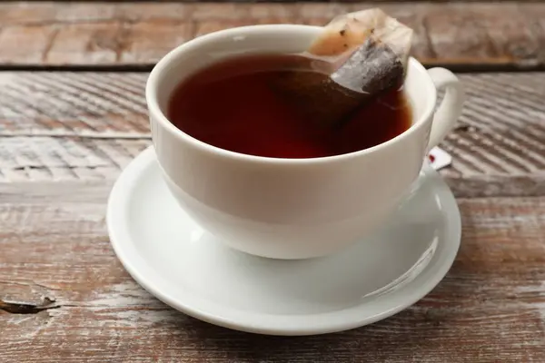 Çay Poşeti Içinde Sıcak Içecekle Ahşap Kırsal Masada Yakın Plan — Stok fotoğraf