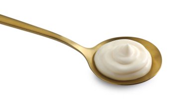Mayonezli altın kaşık beyaz üzerine izole edilmiş.