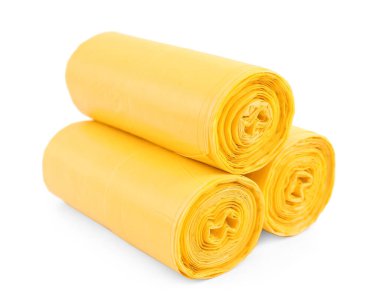 Sarı çöp torbaları beyaza izole edilmiş.