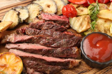 Sebzeli ızgara et, domates sosu ve baharatlar masada, yakın plan.