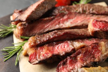 Biberiyeli leziz ızgara biftek, yakın plan.