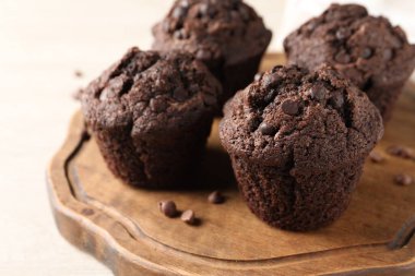 Lezzetli taze çikolatalı kekler beyaz masada, yakın plan. Metin için boşluk