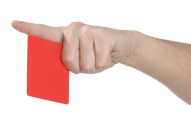 Hakem kırmızı kart tutuyor ve beyaz arkaplanı işaret ediyor, yakın plan.