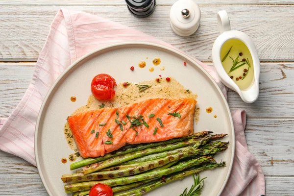 Domatesli, kuşkonmaz ve baharatlı ızgara somon.