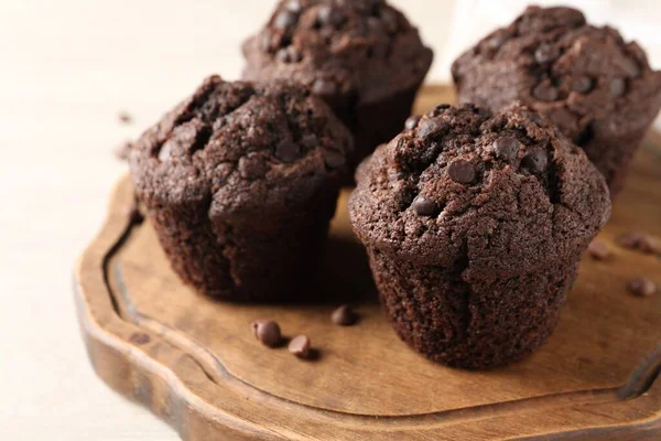 Lezzetli taze çikolatalı kekler beyaz masada, yakın plan. Metin için boşluk