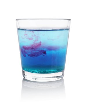 Bardaktaki nişancı beyaz bardakta izole edilmiş.