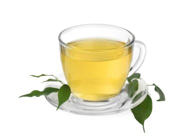 Taze yeşil çay fincanda, yapraklar ve çay tabağı beyazda izole.