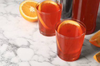 Aperol sprey kokteyli ve beyaz mermer masada portakal dilimleri, yakın plan. Metin için boşluk
