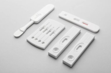 Açık gri arkaplan üzerinde farklı kullan-at ekspres testler