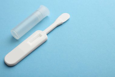 Açık mavi arkaplanda tek kullanımlık ekspres test. Metin için boşluk