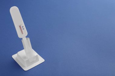 Mavi arka planda tek kullanımlık ekspres test. Metin için boşluk