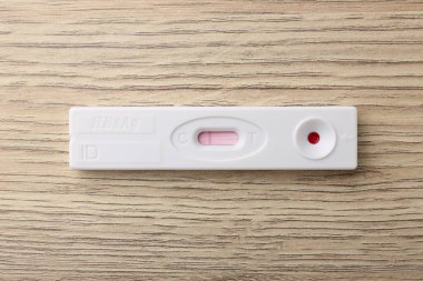 Tahta masa üzerinde tek kullanımlık ekspres test, üst manzara.