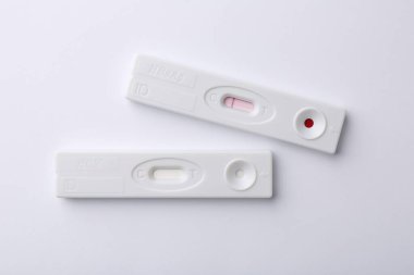 Beyaz arka planda iki kullan-at ekspres test, üst görünüm