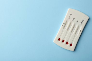 Açık mavi arka planda tek kullanımlık çoklu enfeksiyon ekspres testi. Metin için boşluk