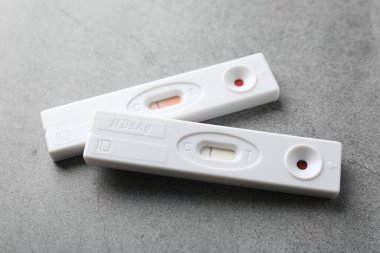 Gri masada iki adet tek kullanımlık test, yakın plan.