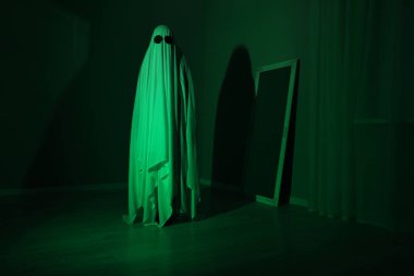 Ürkütücü hayalet. Yeşil ışıkla kaplanmış kadın