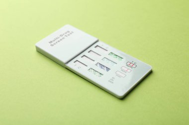 Açık yeşil arka plan üzerinde çoklu uyuşturucu denemesi, yakın plan