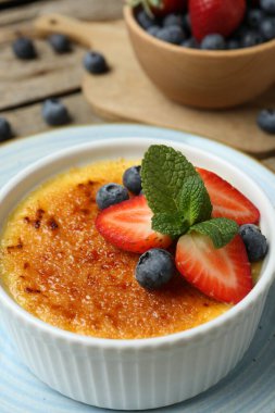 Böğürtlenli ve naneli nefis creme brulee, masada, yakın plan.