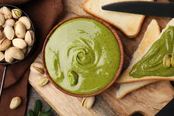 Lezzetli şam fıstığı kreması, tost ve fındık, ahşap masa, üst manzara.