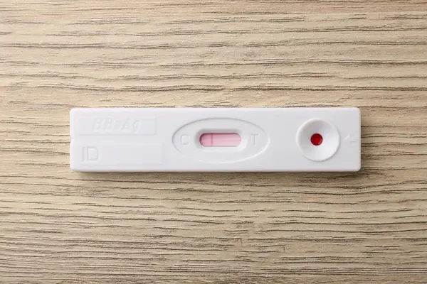 Tahta masa üzerinde tek kullanımlık ekspres test, üst manzara.