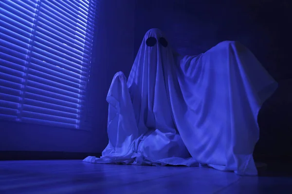 Fantôme Effrayant Femme Couverte Drap Près Fenêtre Lumière Bleue Vue — Photo