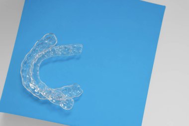 Renk arkaplan üzerinde şeffaf diş hizalayıcıları, düz yatış. Metin için boşluk