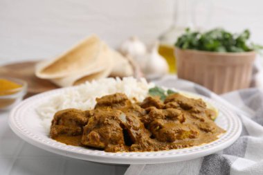 Sofrada pirinçli leziz tavuk körisi, yakın plan.