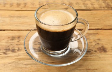 Ahşap masada bir fincan aromatik kahve, yakın plan.