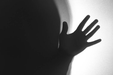 Camın arkasındaki hayalet silueti beyaz arkaplanda, yakın plan