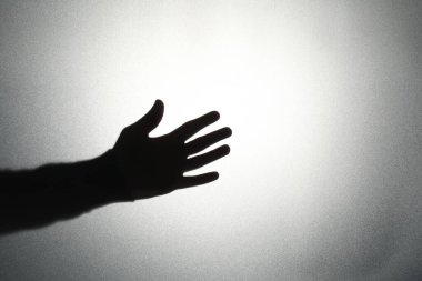 Camın arkasındaki hayalet silueti arka planda ışığa karşı, yakın plan. Metin için boşluk