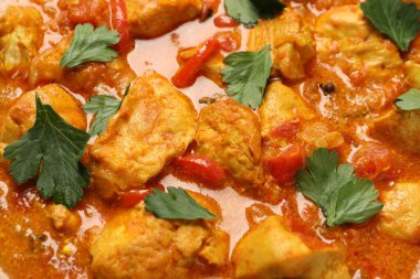 Arka planda maydanozlu körili tavuk, yakın plan.