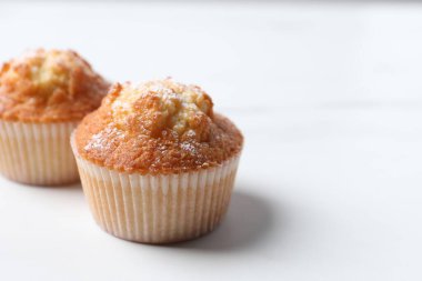 Beyaz masada leziz tatlı kekler, yakın plan. Metin için boşluk