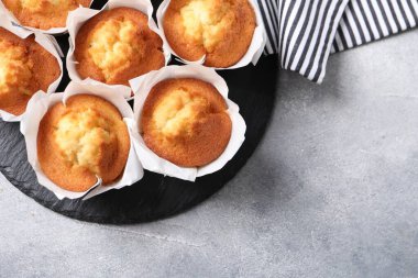 Açık gri desenli masada nefis tatlı kekler, üst manzara. Metin için boşluk