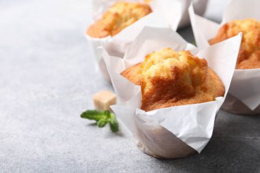 Açık gri desenli masada leziz tatlı kekler, yakın plan. Metin için boşluk